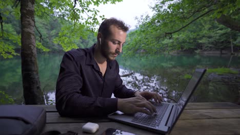Businessman-working-with-laptop-in-nature.